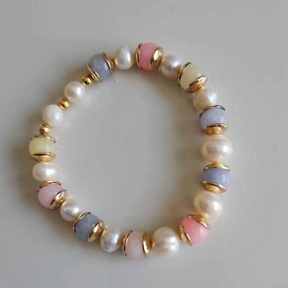 Chic Multicolor Pearl Bracelet with Gold Accents - Picture 3 of 4